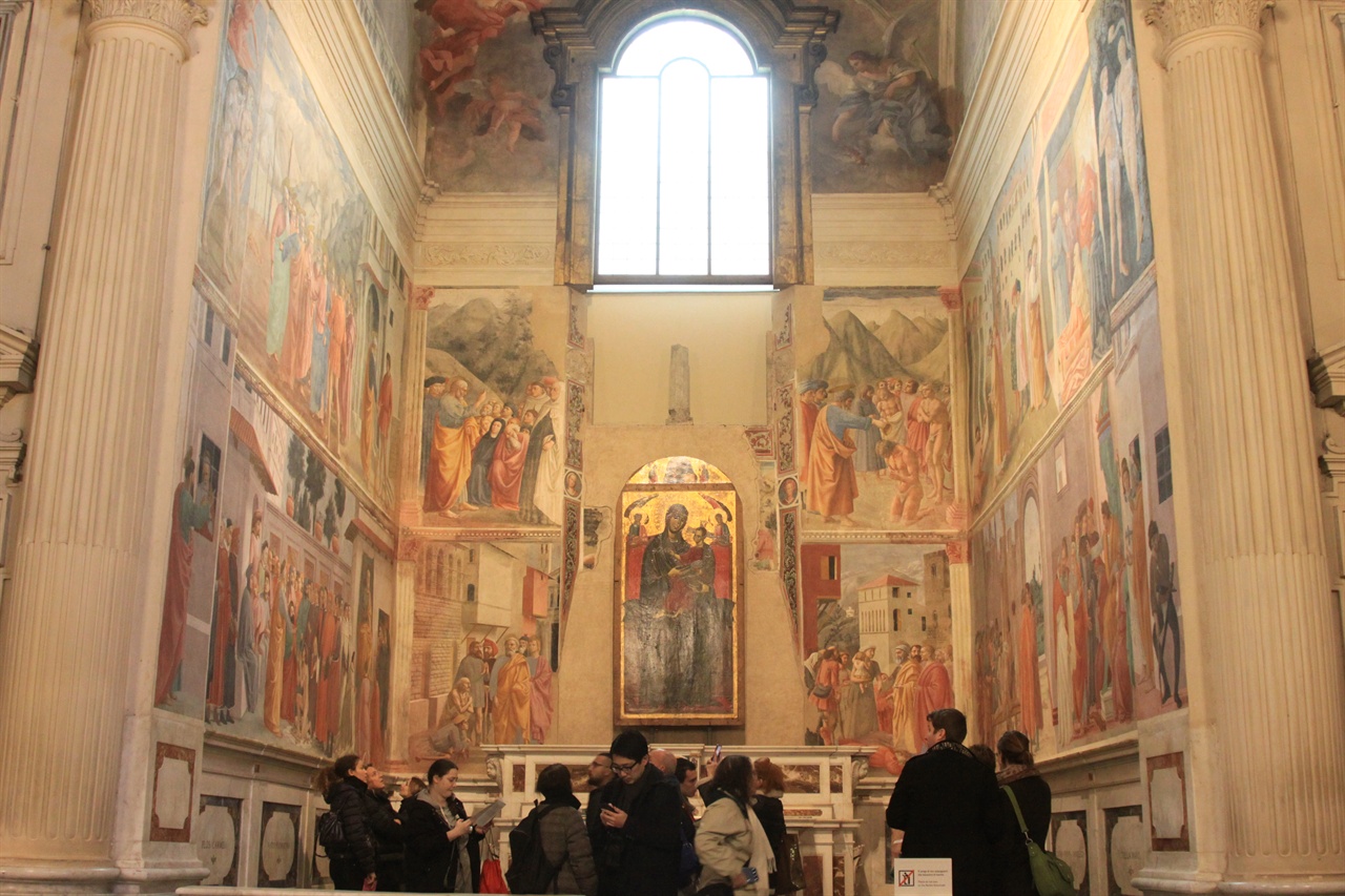   과거 피렌체에서 부유했던 브랑카치 가문이 꾸민 예배당이다. 이렇게 자신과 선조들이 겪을 사후의 고통을 경감하고자 했다. 미켈란젤로가 따라 그리기도 했던 마사초의 유명한 벽화들이 있다.