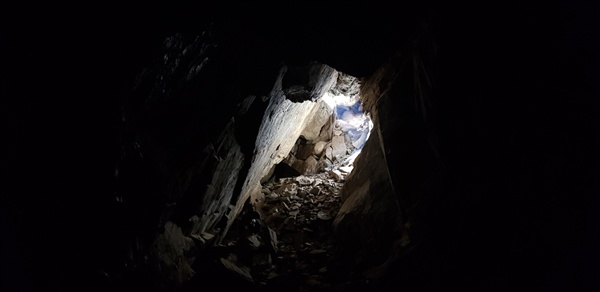 동굴 끝에서 입구 쪽으로 바라보는 광경은 촬영하는 동안 정막감이 감돌았다.