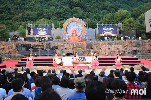 2019 경주세계문화유산 등 축제가 열리는 신라밀레니엄파크 내 메인 행사장 모습(5인조 퓨전 국악팀 “퀸”의 공연 모습)