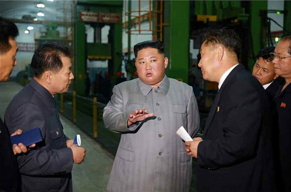 북한 노동당 기관지 노동신문은 지난 1일 김정은 국무위원장이 자강도 강계트랙터종합공장을 시찰한 사진을 공개했다. 