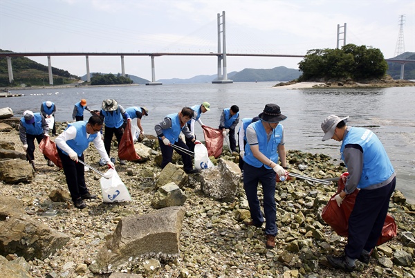 지난 5월 31일 ’제24회 바다의 날’을 맞아 두산중공업 사회봉사단 임직원들이 창원시 귀산동 삼귀해안에서 환경정화활동을 펼치고 있다.