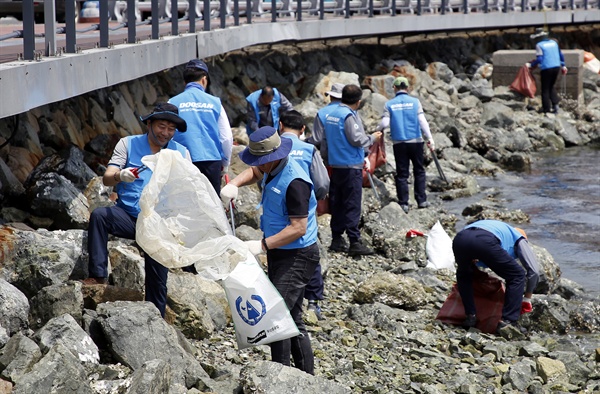 지난 5월 31일 ’제24회 바다의 날’을 맞아 두산중공업 사회봉사단 임직원들이 창원시 귀산동 삼귀해안에서 환경정화활동을 펼치고 있다.