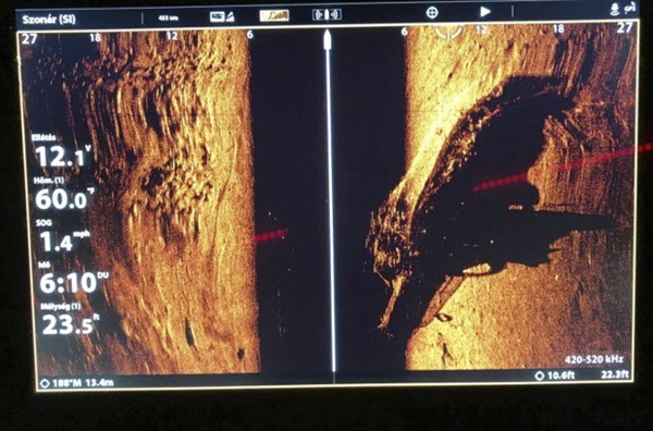  지난 29일(현지시간) 헝가리 부다페스트의 다뉴브강에서 한국 단체 관광객을 싣고 가다 침몰한 유람선 '허블레아니'(헝가리어로 '인어')가 강바닥에 옆으로 기운 채 가라앉은 모습으로, 헝가리 수상구조대가 31일 공개한 수중 음파사진이다.