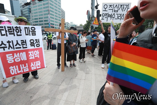 1일 오후 제20회 서울퀴어문화축제가 열리고 있는 서울광장 입구에 행사에 반대하는 보수개신교 단체 회원들이 십자가를 들고 시위를 벌이고 있다.