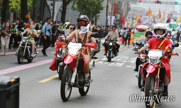오토바이를 탄 참가자들이 퀴어퍼레이드 선두에 섰다.