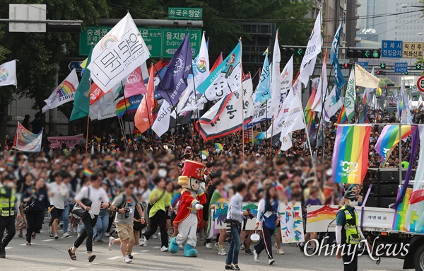 제20회 서울퀴어문화축제가 개최된 1일 오후 주요 행사가 열린 서울광장을 출발해 광화문광장을 돌아오는 구간에서 대규모 서울퀴어퍼레이드가 펼쳐졌다.