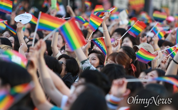 제20회 서울퀴어문화축제가 개최된 지난 2019년 6월 1일 오후 주요 행사가 열린 서울광장을 출발해 광화문광장을 돌아오는 구간에서 대규모 서울퀴어퍼레이드가 펼처진 가운데, 참가자들이 광화문광장에서 무지개 깃발을 흔들고 있다.