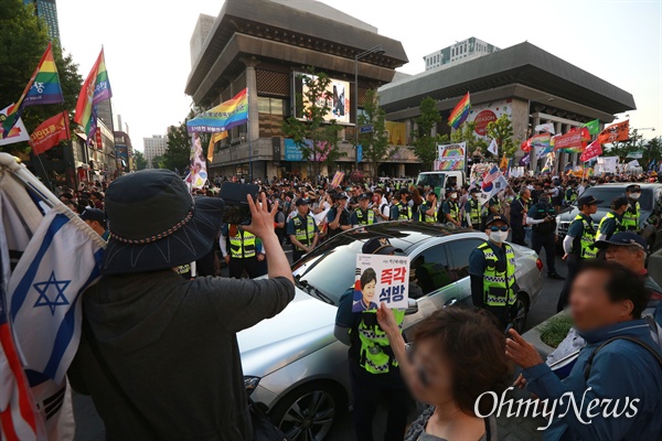 광화문광장에서 농성중안 대한애국당 당원들이 퀴어퍼레이드 참가자들을 '박근혜 석방' 피켓을 들어보이거나 비난하기도 했다.