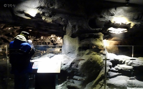 주민들이 피신해 살았던 오름속 동굴 내부.