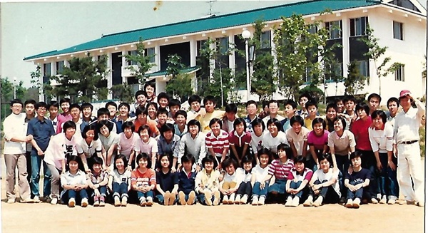 1982년 걔네 고1 생활훈련 때 학급 단체사진(맨 오른쪽 기자)