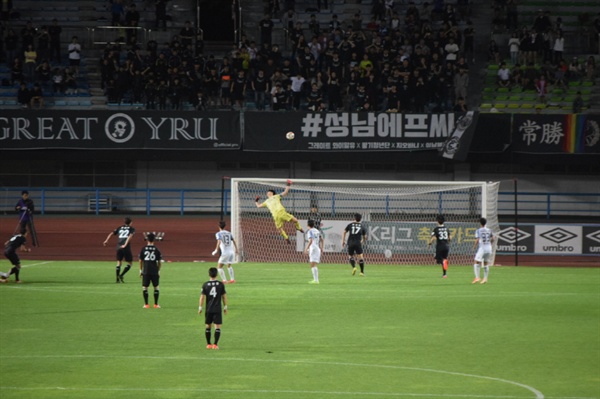 후반전 추가 시간 3분, 성남 FC 주현우의 프리킥을 자기 오른쪽으로 몸 날려 쳐내는 인천 유나이티드 골키퍼 정산