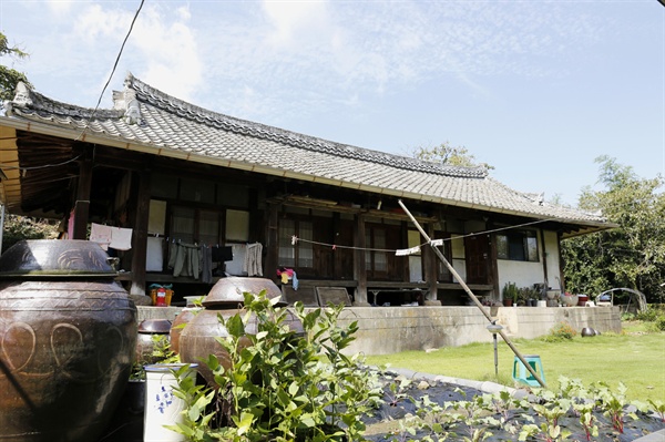 머슴(담살이) 의병장으로 알려진 안규홍이 살았던 보성 법화마을의 옛집. '등록문화재'로 지정돼 있다.