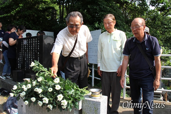 일본 기타큐슈시 오카마쓰의 '오다야마 묘지' 구석에 있는 '조선인조난자위령비'를 찾은 김정배 선생 등 재일교포들이 헌화하고 있다.