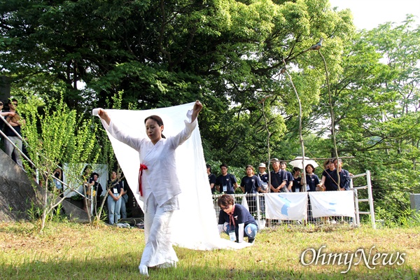 일본 기타큐슈시 오카마쓰의 '오다야마 묘지' 구석에 있는 '조선인조난자위령비'에서 무용가 김태린 진주민예총 회장이 진혼무를 추고 있다.