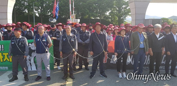  현대중공업의 현장실사를 막아내기 위해 금속노조 대우조선지회 조합원들이 6월 3일 아침 대우조선해양 정문에 집결해 있다.