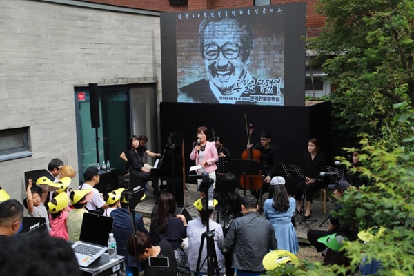  나종이 아나운서의 사회로 공연이 시작됐다.