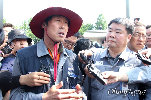 대우조선해양 현장실사단이 6월 3일 오전 거제 대우조선해양 정문 맞은편에 와 있는 가운데, 하태준 금속노조 대우조선 정책실장이 이영호 상무한테 입장을 전달하고 있다.