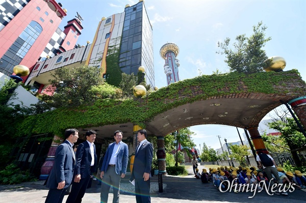 박남춘 인천시장이 지난 5월 22일 일본 오사카 마이시마 소각장을 방문해 소각장 시설을 살펴보고 있다.