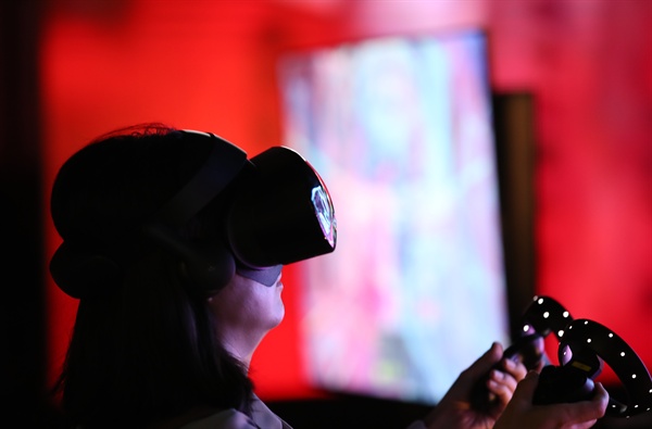 '가상·증강현실을 즐기다' 2019년 5월 30일 서울 삼성동 코엑스에서 개막한 '서울 가상·증강현실 박람회(Seoul VR·AR Expo 2019)'에서 한 관람객이 VR 게임을 체험하고 있다.