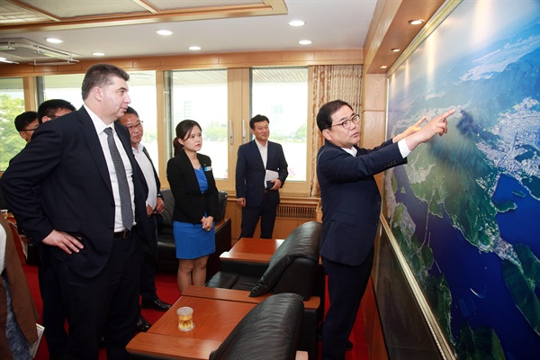 허성무 경남 창원시장은 3일 시청 접견실에서 카허 카젬 한국지엠 사장을 만났다.