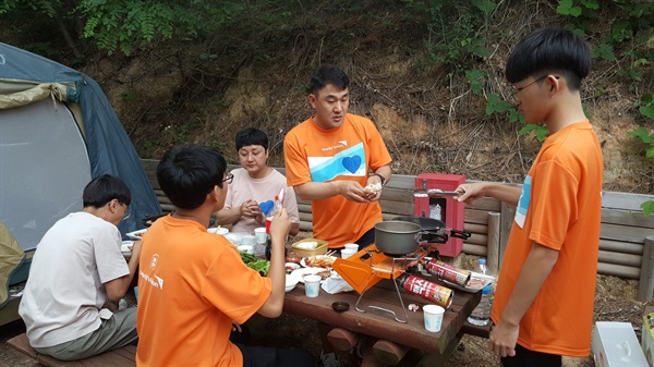  진해남중학교는 6월 1~2일 사이 진해청소년수련원에서 “아버지와 함께 하는 1박 2일 캠프”를 열었다.