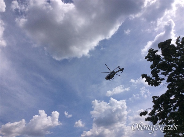 다뉴브 강 위를 헬기가 날고 있다.