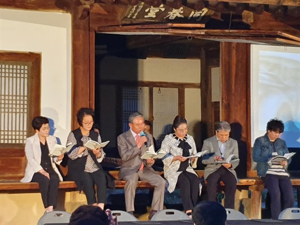 박정현 대덕구청장 (제일 왼쪽)을 비롯한 참가자들이 목소리를 모아 장 지오노의 "나무를 심은 사람"을 낭독하고 있다.