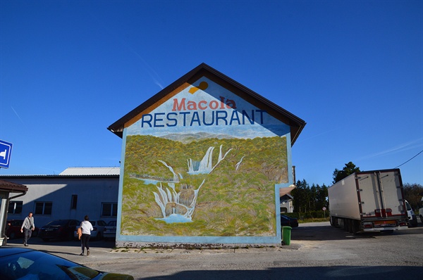 식당의 벽화에서 플리트비체 국립공원이 가까워졌음을 알 수 있다.