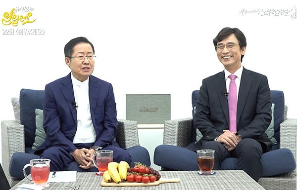 노무현재단 유시민 이사장(오른쪽)과 자유한국당 홍준표 전 대표가 3일 유튜브 공동방송을 통해 공개 '토론배틀'을 벌였다. 사진은 이날 밤 유튜브를 통해 공개된 녹화영상.