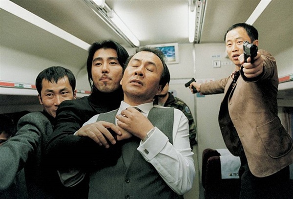  기차에서의 인간군상이 자못 흥미진진하다. 영화 <라이터를 켜라>의 한 장면. 