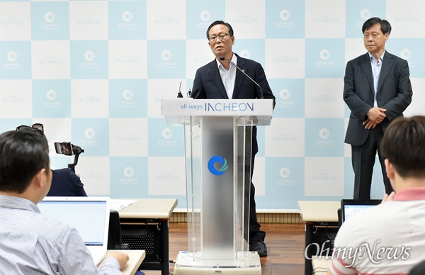 박준하 인천시 행정부시장이 6월 4일 시청 기자회견실에서 서구지역 수질피해 대책과 관련해 기자회견을 하고 있다.