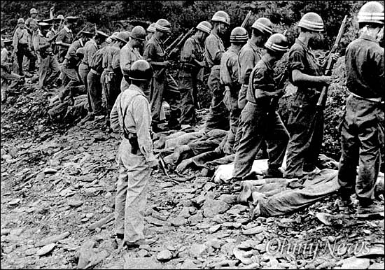 1950년 대전 산내 골령골 민간인 학살 기록 사진. 