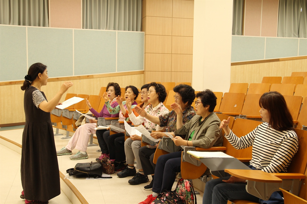 당진학교어머니합창단 신현순 선생님과 단원들이 합창연습을 하고 있다.