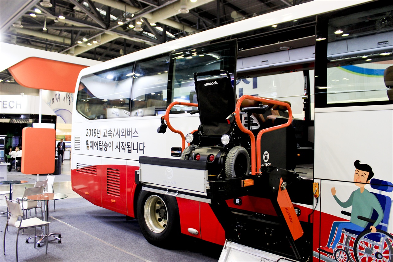 휠체어가 탑승 가능한 고속버스 표준모델에서 관계자가 시연을 보이고 있다.