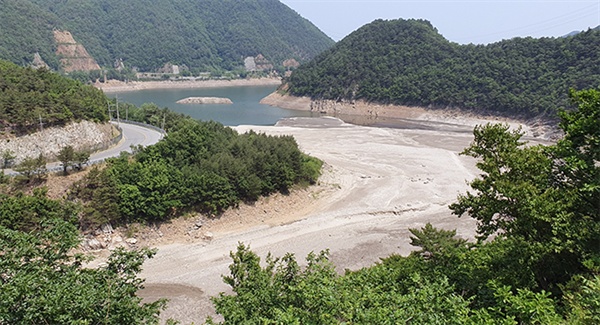 4일 강원 강릉시 주 취수원인 성산면 오봉저수지가 극심한 가뭄으로 바닥을 보이며 말라가고 있다.