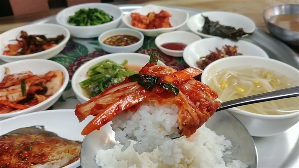 
밥 한술에 배추 겉절이를 턱 하니 걸쳐먹으면 진짜 맛깔지다. 
