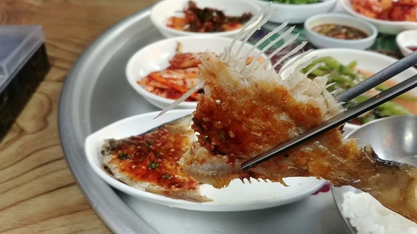  
숟가락에 밥 한술 듬뿍 떠서 생선조림을 발라 올려도 맛있다.
