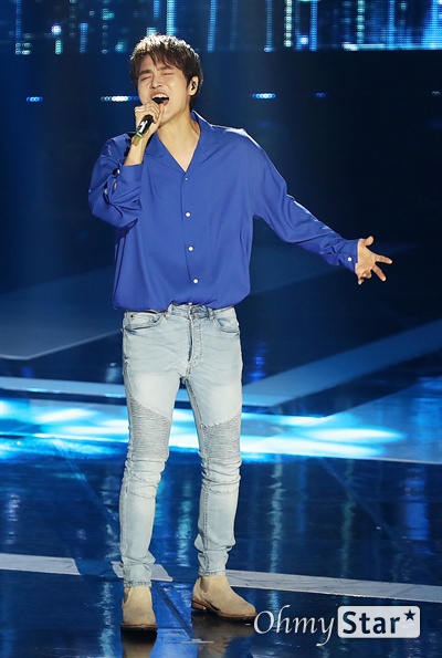 '더쇼' 정동하, 깊은 울림 정동하가 4일 오후 서울 상암동 SBS프리즘타워에서 열린 SBS MTV <더쇼> 생방송에서 열창하고 있다.