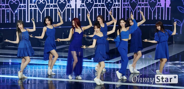 '더쇼' 러블리즈, 사랑스런 매력 러블리즈가 4일 오후 서울 상암동 SBS프리즘타워에서 열린 SBS MTV <더쇼> 생방송에서 화려한 무대를 선보이고 있다.