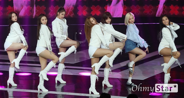 '더쇼' CLC, 댄스 장인들! CLC가 4일 오후 서울 상암동 SBS프리즘타워에서 열린 SBS MTV <더쇼> 생방송에서 화려한 무대를 선보이고 있다.