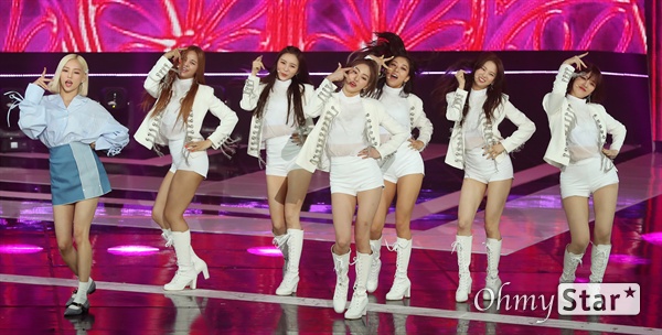 '더쇼' CLC, 댄스 장인들! CLC가 4일 오후 서울 상암동 SBS프리즘타워에서 열린 SBS MTV <더쇼> 생방송에서 화려한 무대를 선보이고 있다.