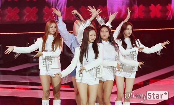 '더쇼' CLC, 댄스 장인들! CLC가 4일 오후 서울 상암동 SBS프리즘타워에서 열린 SBS MTV <더쇼> 생방송에서 화려한 무대를 선보이고 있다.