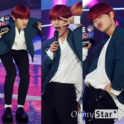 '더쇼' AB6IX 이대휘, 1위 기념 폭풍 애교! AB6IX의 이대휘가 4일 오후 서울 상암동 SBS프리즘타워에서 열린 SBS MTV <더쇼> 생방송에서 1위를 차지한 뒤 애교포즈를 취하고 있다.