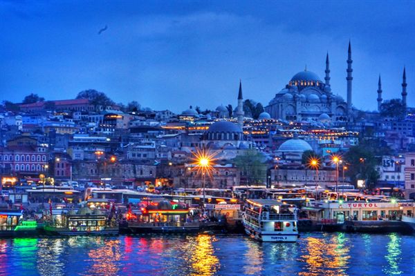 이스탄불 보스포루스 해협 갈라타 다리에서 바라본 모스크 전경.