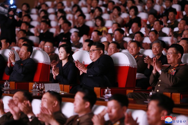 김정은 북한 국무위원장이 전날 제2기 제7차 군인가족예술소조경연에서 당선된 군부대들의 군인가족예술소조경연을 관람했다고 조선중앙통신이 3일 보도했다. 2019.6.3