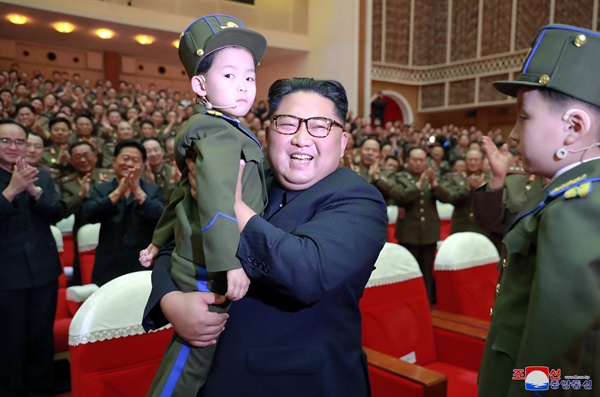 김정은 북한 국무위원장이 전날 제2기 제7차 군인가족예술소조경연에서 당선된 군부대들의 군인가족예술소조경연을 관람했다고 조선중앙통신이 3일 보도했다. 2019.6.3