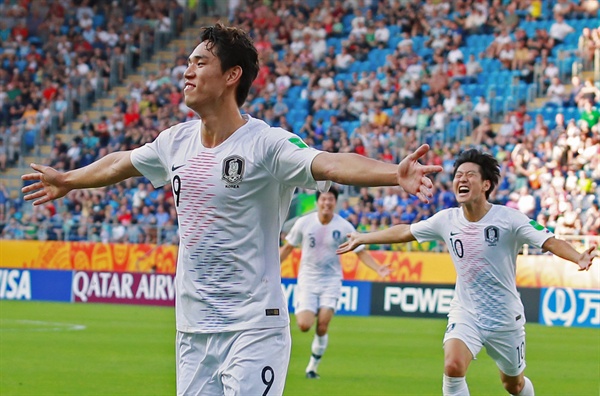 '세훈이 형이 해냈다!' 4일 오후(현지시간) 폴란드 루블린 경기장에서 열린 2019 국제축구연맹(FIFA) 20세 이하(U-20) 월드컵 16강 한·일전.

후반 한국 오세훈이 결승 헤더골을 넣은 뒤 이강인과 팔을 벌리며 그라운드를 달리고 있다.

한국은 이날 경기에서 일본에 1-0으로 승리하며 8강에서 세네갈과 4강 진출을 놓고 격돌하게 됐다. 