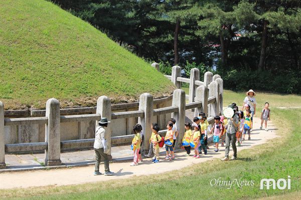 경주 김유신 장군묘 주위를  돌며 십이지신상에 대한 설명을 듣고 있는 유아들의 모습
