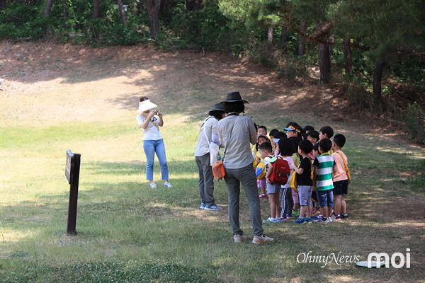 경주국립공원에서 진행하는' 천년의 숲학교' 프로그램에서 어린 유아들이 김유신 장군묘에 대한 설명을 듣고 있는 모습