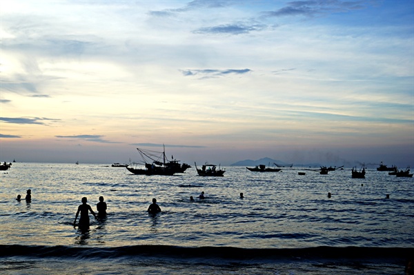 다낭 숙소 앞의 해안, 아침에 베트남인들이 해수욕을 하고 있다.